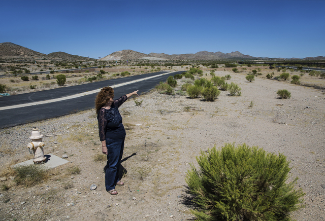 Realtor Diane Kendall points out features of Searchlight Airpark subdivision on Monday, Sept. 5, 2016, in Searchlight, Nev. (Benjamin Hager/Las Vegas Review-Journal)