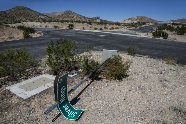 A broken street sign marking Silver Wings Street at Searchlight Airpark subdivision on Monday, Sept. 5, 2016, in Searchlight, Nev. (Benjamin Hager/Las Vegas Review-Journal)