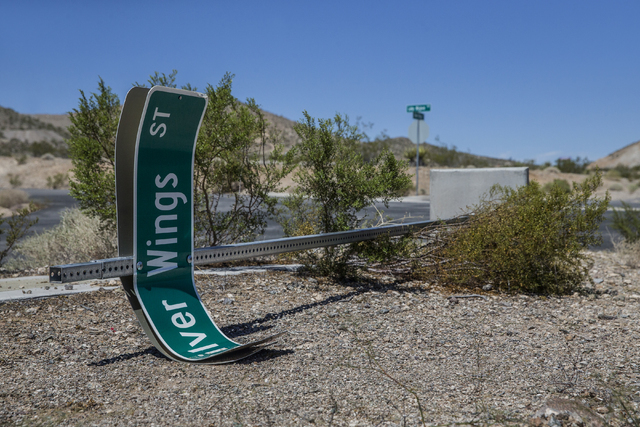 A broken street sign marking Silver Wings Street at Searchlight Airpark subdivision on Monday, Sept. 5, 2016, in Searchlight, Nev. (Benjamin Hager/Las Vegas Review-Journal)