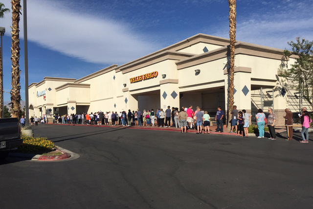 Voters line the exterior of Wells Fargo in Las Vegas on Saturday morning, Oct. 22, 2016. (@RavenJackson/Twitter)