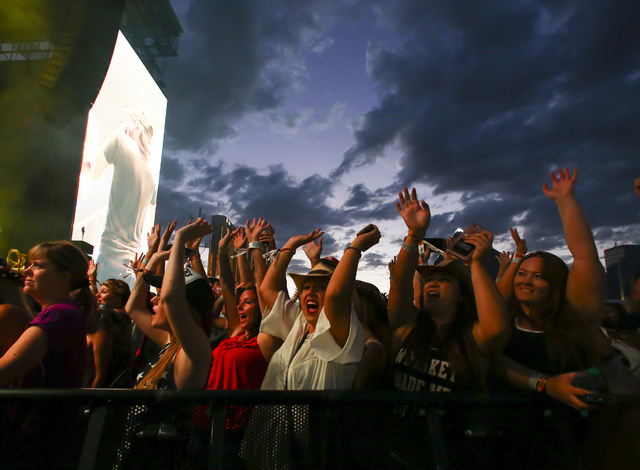Day 1 of the Route 91 Harvest Country Music Festival — PHOTOS | Las Vegas Review-Journal