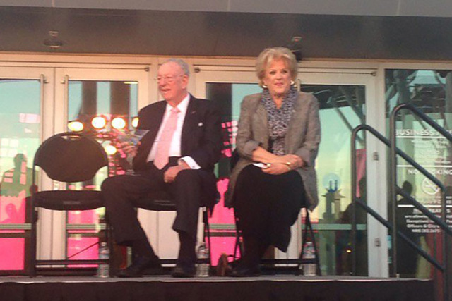 Former Las Vegas mayor Oscar Goodman and Mayor Carolyn Goodman at dedication of the City Hall plaza to Oscar (@JamieMunksRJ/Twitter)