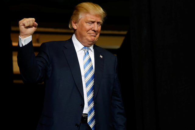 Republican presidential nominee Donald Trump attends a campaign rally in Sarasota, Florida, U.S. November 7, 2016. (Carlo Allegri/Reuters)