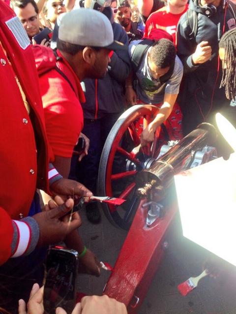 UNLV players take turns painting the Fremont Cannon red. (Courtesy @bayshelby/Twitter)