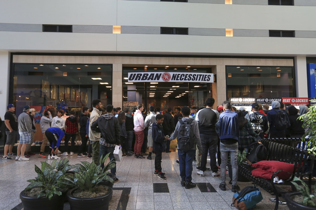 Black Friday shopping crowds generally light across Las Vegas Valley | Las Vegas Review-Journal