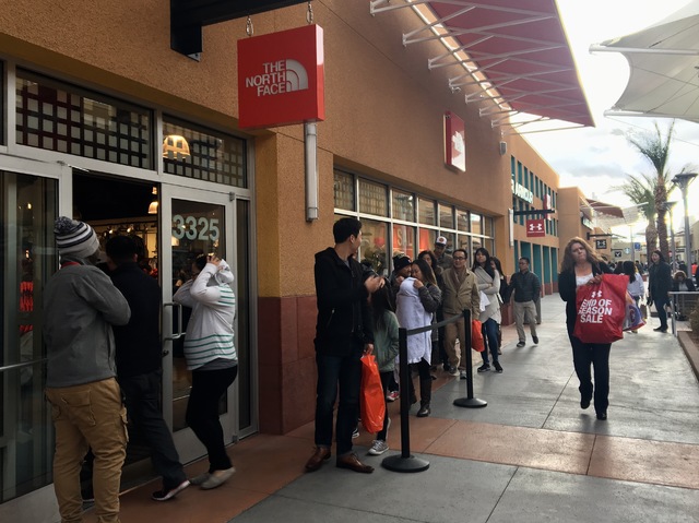 Las Vegas shoppers brave elements and each other in search of last-minute holiday gifts | Las ...