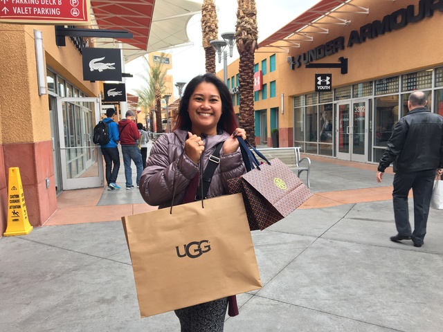 Las Vegas shoppers brave elements and each other in search of last-minute holiday gifts | Las ...