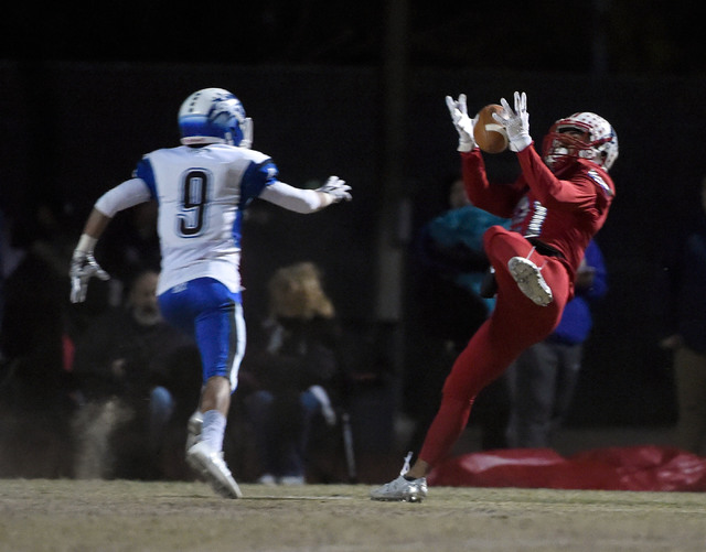 Liberty's Darion Acohido (21) makes a catch against Basic's Daniel Paonessa during a high school football game at Liberty High School Friday, Nov. 18, 2016, in Henderson. (David Becker/Las Vegas R ...