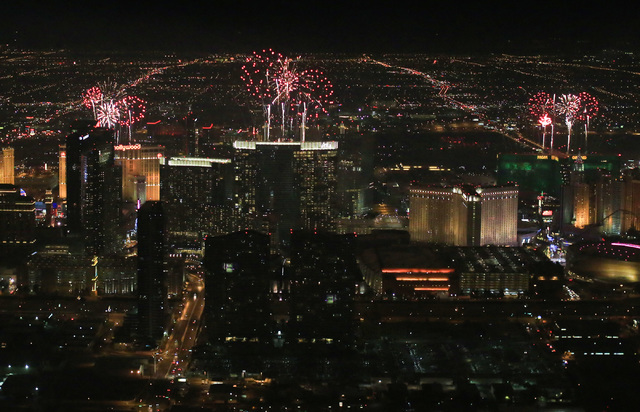 Vegas eve lurex nye feux artifice freddie colosseum performs stewart toilets intelligent smarten sisolak atlantic nouvel New Year’s Eve bash in Las Vegas, with lots of glamour, stays peaceful | Las Vegas Review-Journal