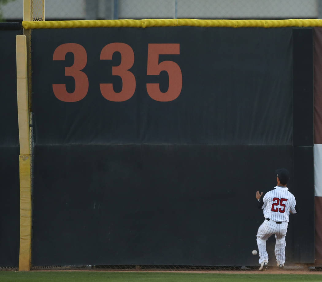 UNLV outfielder Ernie De La Trinidad (25) misses a fly ball from New Mexico during a baseball game at Wilson Stadium in Las Vegas on Friday, March 24, 2017. (Chase Stevens/Las Vegas Review-Journal ...