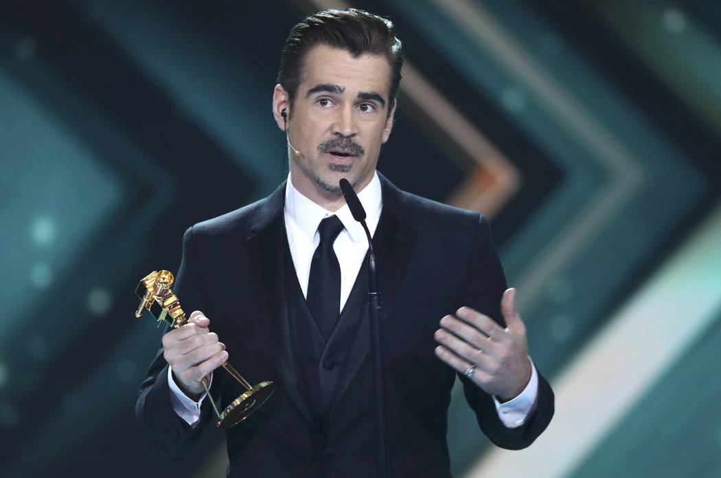 Irish actor Colin Farrell poses with the 'Golden Camera' ('Die Goldene Kamera') award during the ceremony of German TV magazine 'Hoer Zu' in Hamburg, March 4, 2017.  (Christian Charisius/Reuters/Pool)