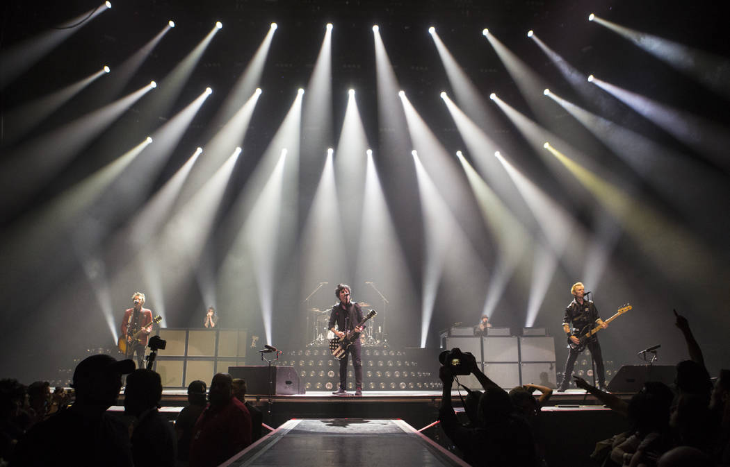 Performance days. Лас Вегас концерт. MGM Grand Garden Arena. Green Day, выступление на IHEARTRADIO В 2012. Elton John IHEARTRADIO Music Festival 2013.