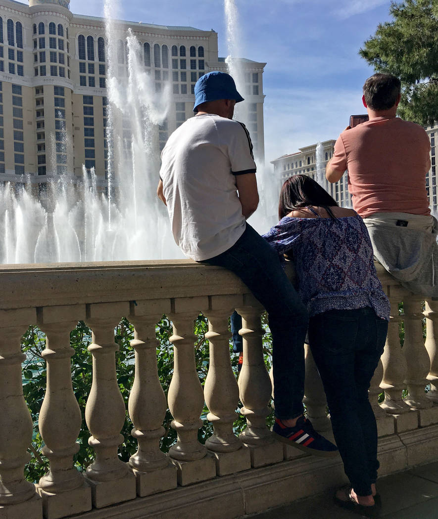Tourists watch Fountains of Bellagio, Wednesday, April 5, 2017 in Las Vegas. (Gabriella Benavidez Las Vegas Review-Journal) @gabbydeebee