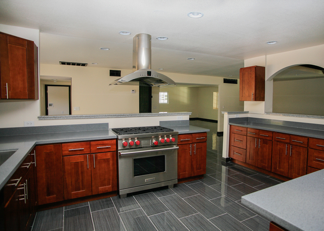 ELKE COTE/RJREALESTATE.VEGAS
This Rancho Nevada Estates home at 2800 Ashworth Circle features a kitchen with deep reds and gray countertops. It's priced at $875,000.