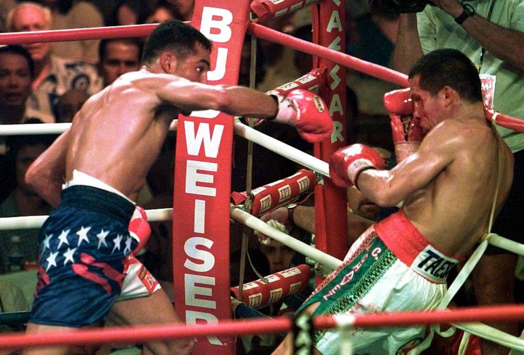 Oscar De La Hoya, Julio Cesar Chavez get flashbacks of their fights