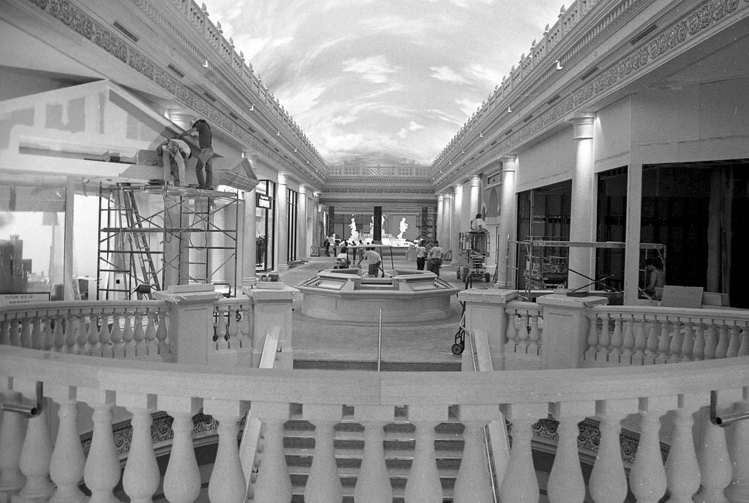 Entrance To Apple Store In Unerground Forum Shops At Caesars Stock