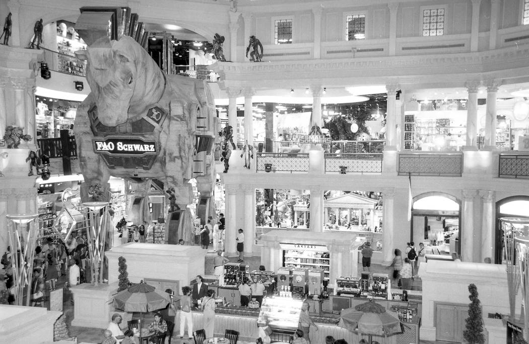 Forum Shops opened in Las Vegas 25 years ago today — PHOTOS, Fashion