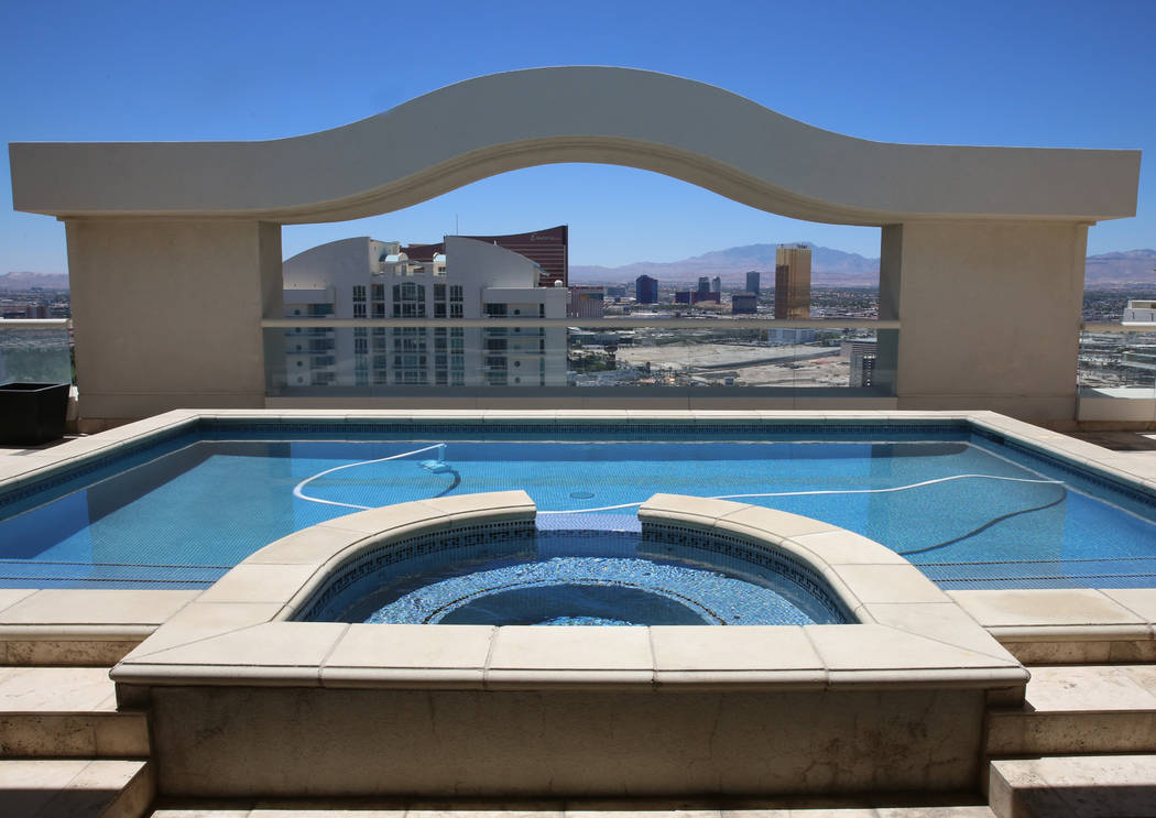 A dipping pool and a jacuzzi on the upper deck of a penthouse at Turnberry Place on 2777 Paradise Rd., on Wednesday, June 14, 2017, in Las Vegas. Bizuayehu Tesfaye/Las Vegas Review-Journal @bizute ...