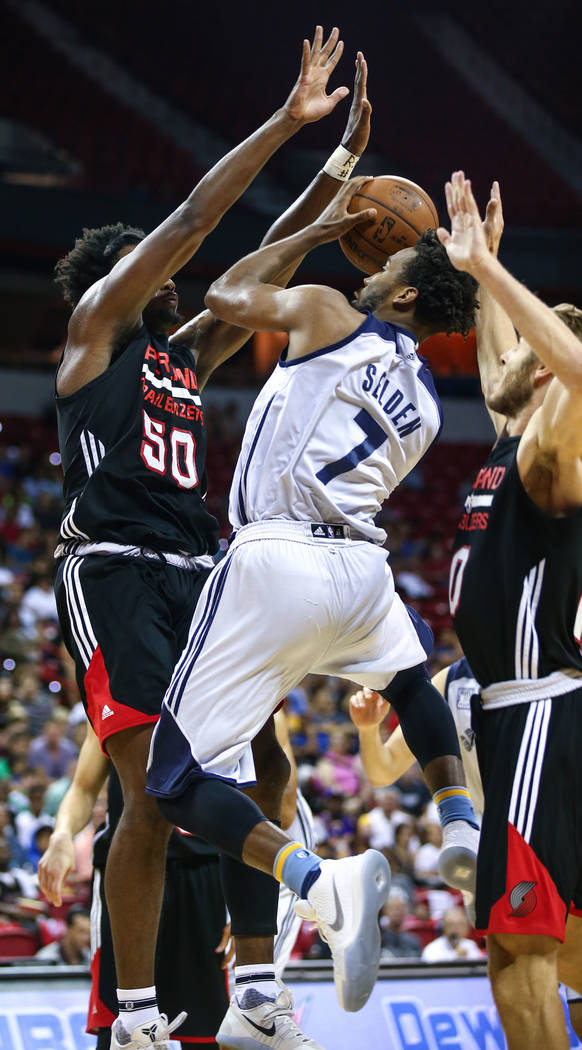 Wayne Selden Jr. #7 of the Iowa Energy handles the ball against