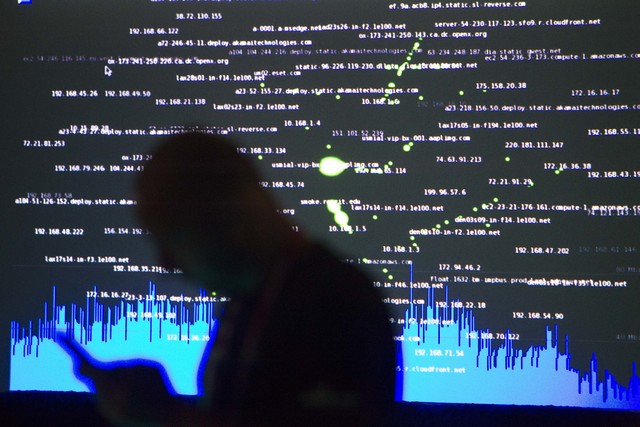 Celebrity Twitter accounts hit by hackers - CNET