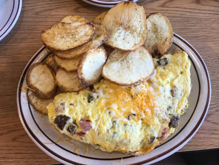 Omelet House’s cozy appeal still resonates after 25 years Las Vegas