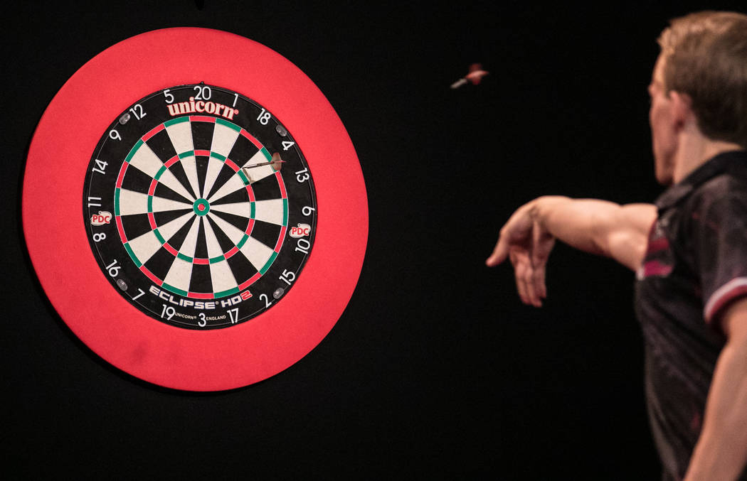 Stationær Forhåbentlig svimmelhed Dawson Murschell in the final leg of the match at the PDC's World Series of  Darts Festival at Tropicana hotel-casino on Friday, July 14, 2017, in Las  Vegas. Morgan Lieberman Las Vegas