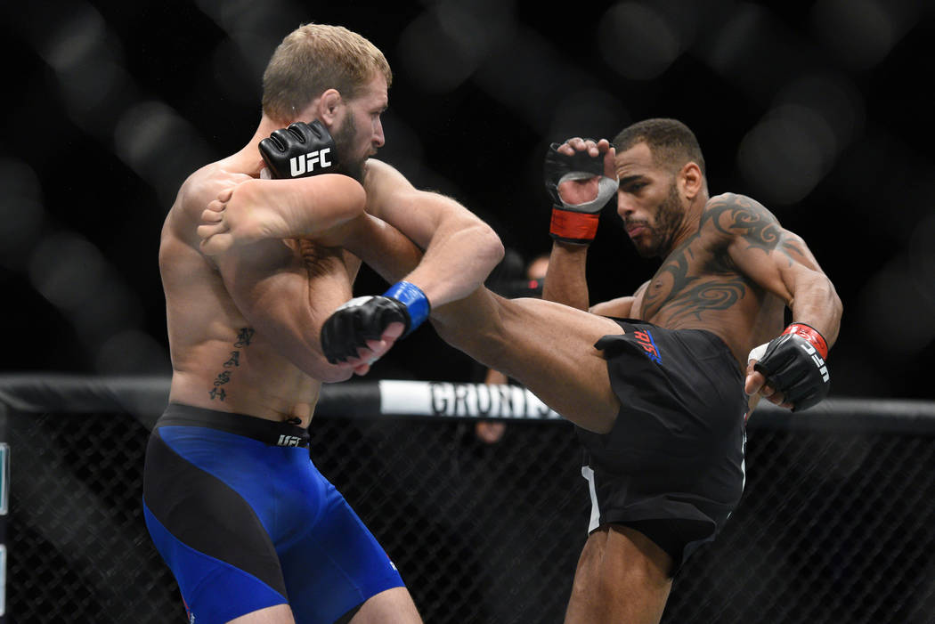 Danny Roberts (red gloves) fights Bobby Nash (blue gloves) during UFC Fight Night on July 16 in Glasgow, Scotland. (Per Haljestam-USA TODAY Sports)