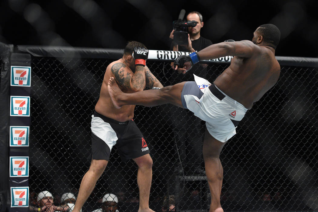 James Mulheron (red gloves) fights Justin Willis (blue gloves) during UFC Fight Night on July 16 in Glasgow, Scotland. (Per Haljestam-USA TODAY Sports)