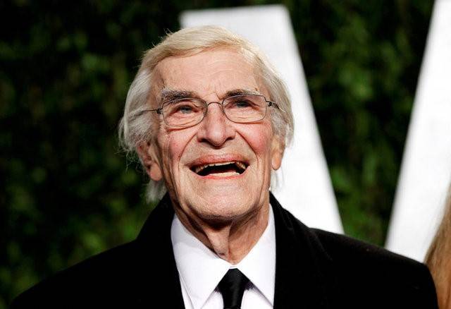 FILE PHOTO -  Actor Martin Landau smiles as he arrives at the 2012 Vanity Fair Oscar party in West Hollywood, California February 26, 2012.  REUTERS/Danny Moloshok/File Photo