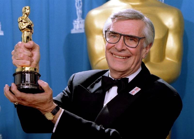 FILE PHOTO - Actor Martin Landau displays the Oscar he won for Best Supporting Actor at the 67th Annual Academy Awards in Los Angeles ,March 27, 1995 REUTERS/Blake Sell/File Photo