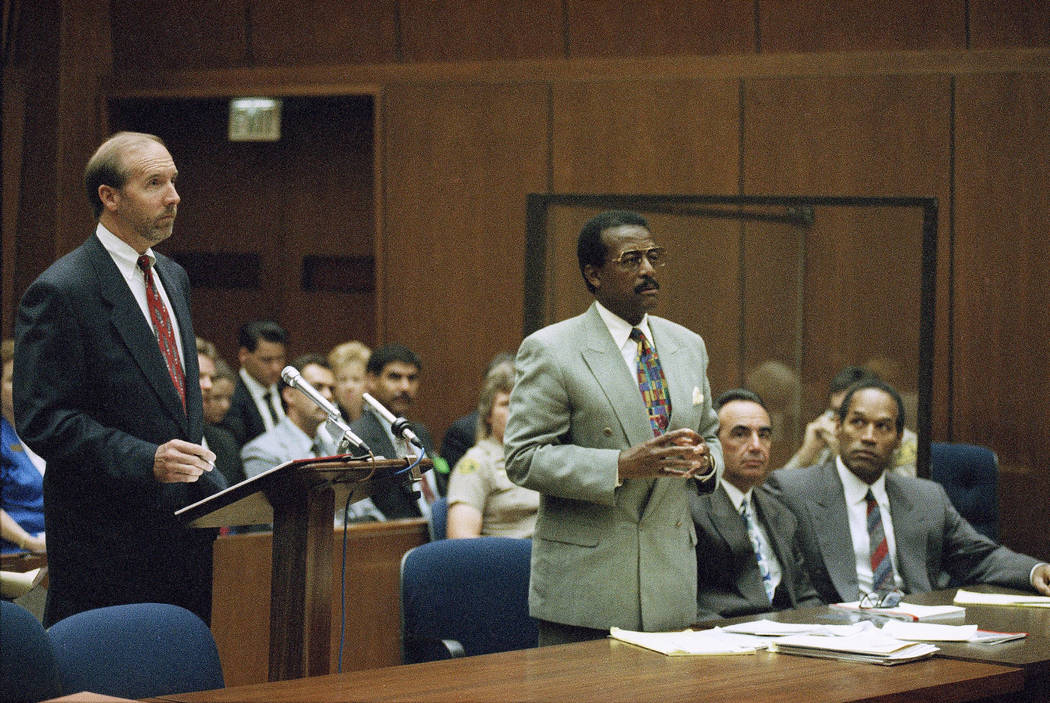 Prosecutor William Hodgman and defense attorney Johnnie Cochran Jr., stand during discussion with Judge Lance Ito at a hearing for O.J. Simpson in Los Angeles, July 29, 1994. (AP Photo/Nick Ut)
