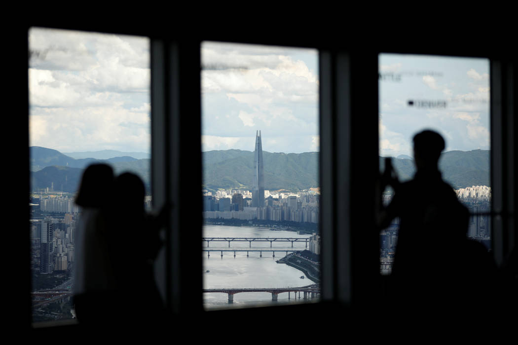 Lotte Group's 123-storey skyscraper Lotte World Tower is seen from an observation platform in Seoul, South Korea, August 11, 2017. (Kim Hong-Ji/Reuters)