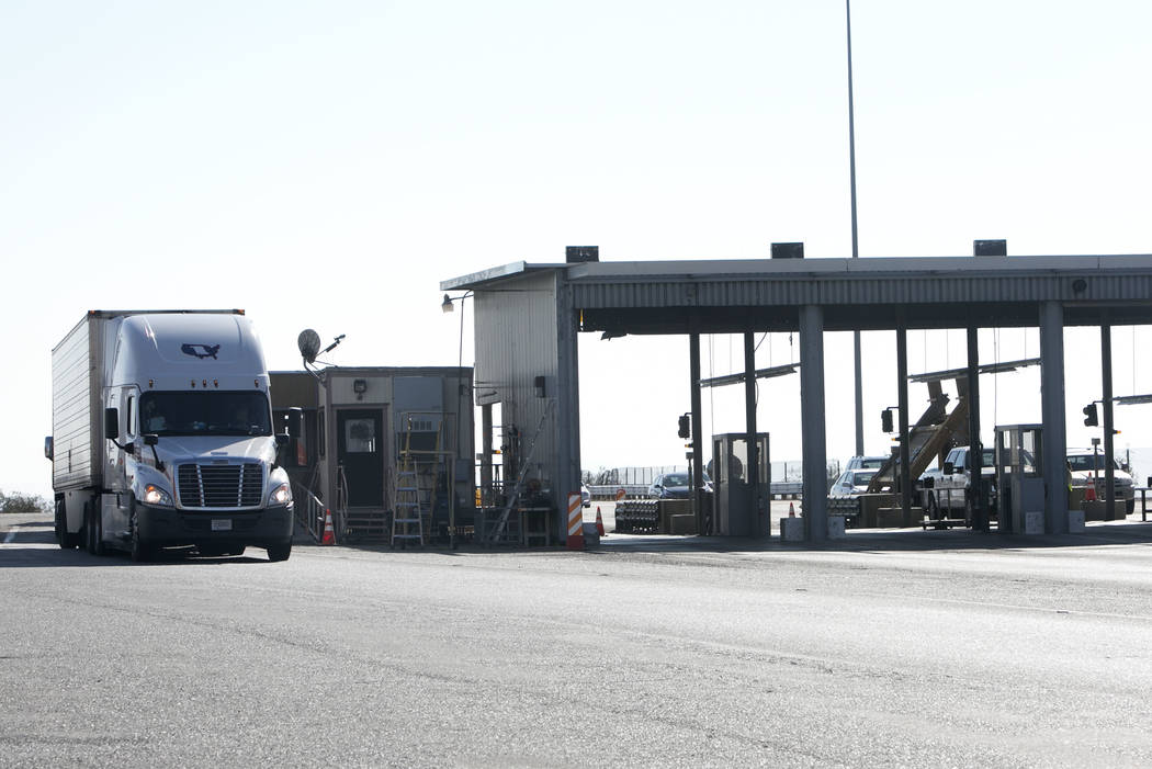 A tractor trailer drives past the California agricultural inspection station Friday, Aug. 25, 2017, on Interstate 15 in Yermo. (Bizuayehu Tesfaye/Las Vegas Review-Journal) @bizutesfaye