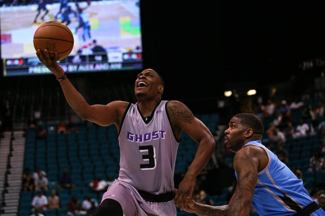 Ghost Ballers' Ricky Davis (31) goes for a lay-up against Power's Paul McPherson (6) during the first half of the runner-up game of the Big 3 Championship at the MGM Grand Garden Arena in Las Vega ...