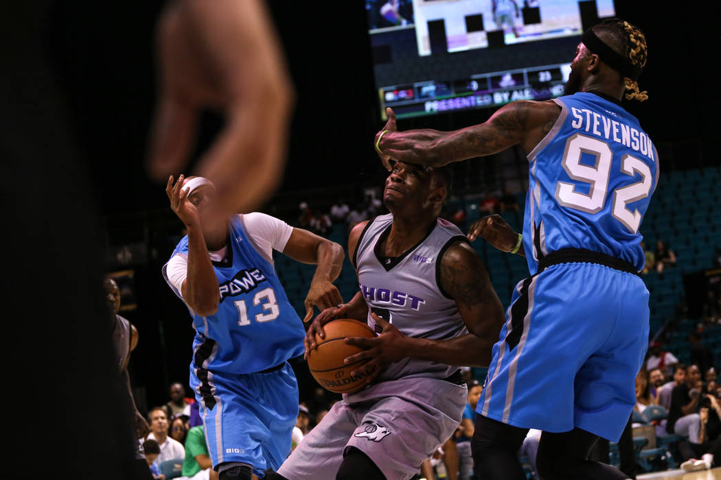 Ghost Ballers' ՠMarcus Banks (3) is guarded by Power's Jerome Williams (13) and DeShawn Stevenson (92) during the first half of the runner-up game of the Big 3 Championship at the MGM Grand Garde ...