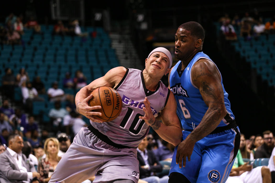 Ghost Ballers' ՠMike Bibby (10) is guarded by Power's Paul McPherson (6) during the second half of the runner-up game of the Big 3 Championship at the MGM Grand Garden Arena in Las Vegas on Aug.  ...