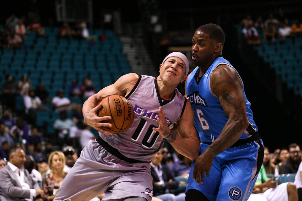 Ghost Ballers' ՠMike Bibby (10) is guarded by Power's Paul McPherson (6) during the second half of the runner-up game of the Big 3 Championship at the MGM Grand Garden Arena in Las Vegas on Aug. ...