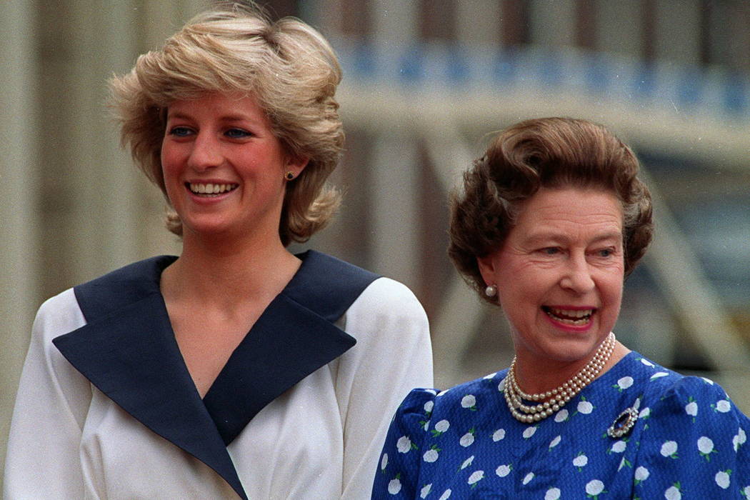 Britain's Diana, Princess of Wales, left, and Britain's Queen Elizabeth II smile to well-wishers outside Clarence House in London in August 1987. (AP Photo/Martin Cleaver, File)