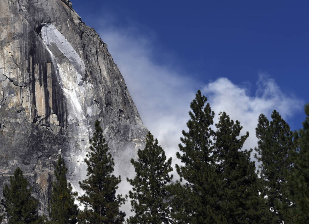 A second rock fall occurs at El Capitan Thursday, Sept. 28, 2017, in Yosemite National Park, Calif. (Eric Paul Zamora/The Fresno Bee via AP)