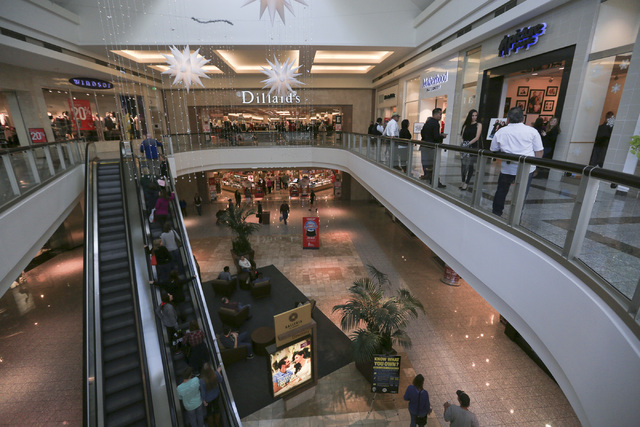 Shoppers look for deals at Galleria at Sunset in Henderson. (Brett Le Blanc/Las Vegas Review-Journal) Follow @bleblancphoto