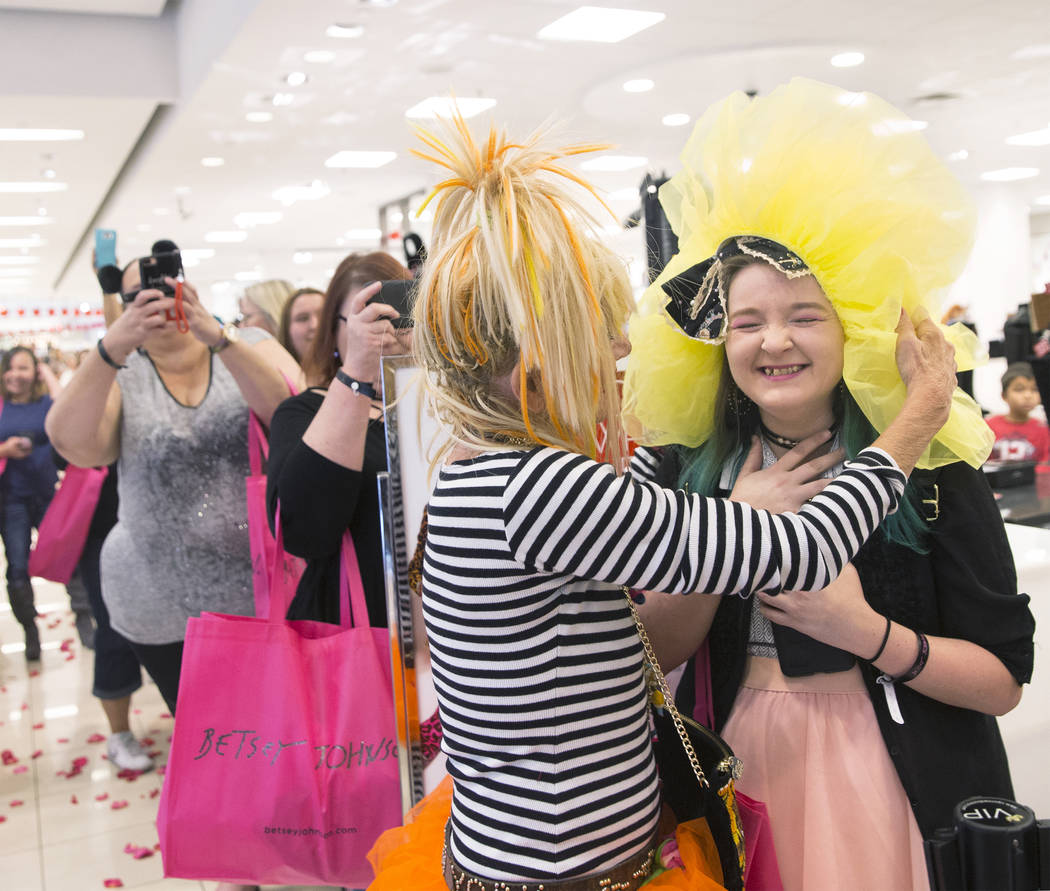 Betsey Johnson greets fans, takes photos at Las Vegas mall, Celebrity