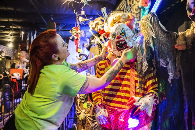 How much money do those Halloween popup stores actually make? Las How much money do those Halloween popup stores actually make? Las