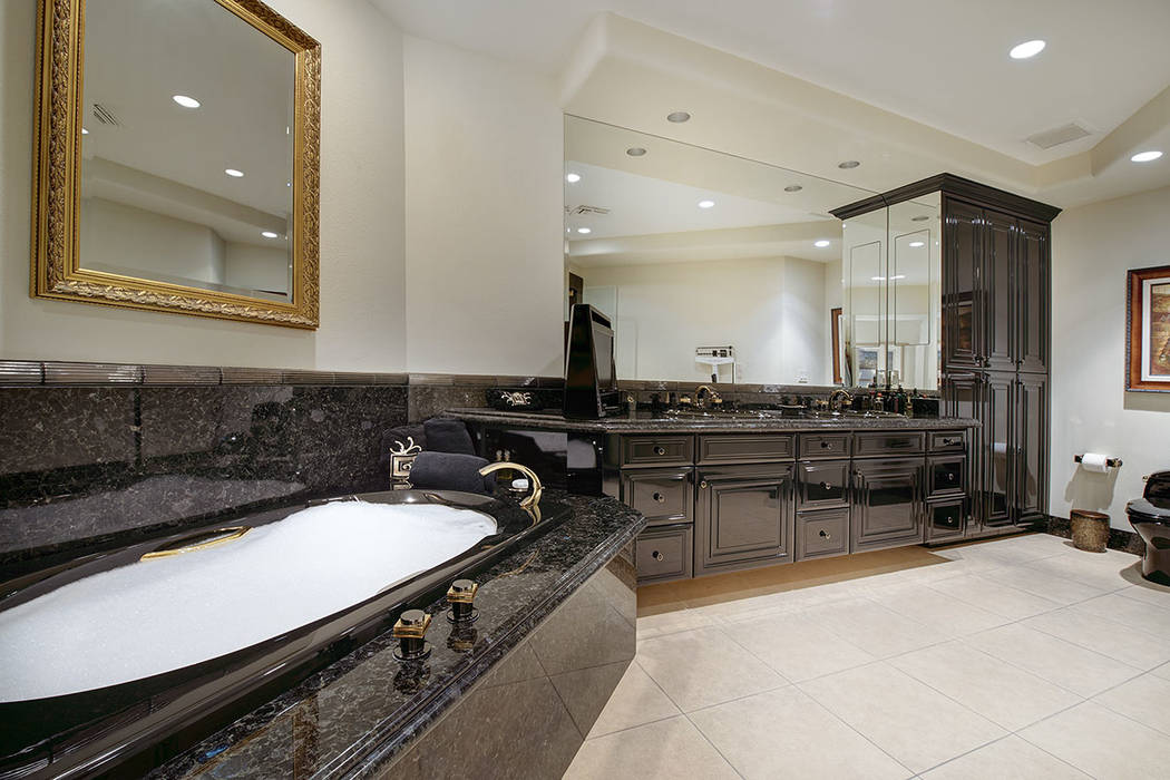 The second master bath. (Synergy|Sotheby’s International Realty)
