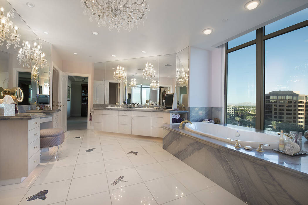 The master bath. (Synergy|Sotheby’s International Realty)