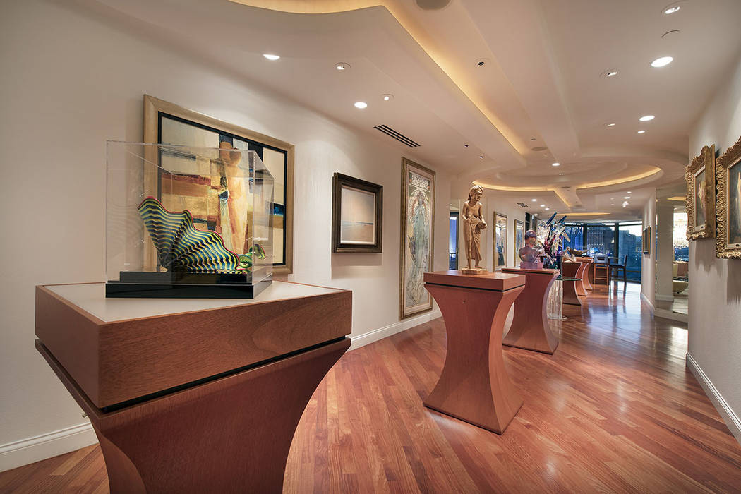 The home has a foyer that is designed to display the owner's artwork. (Synergy|Sotheby’s International Realty)