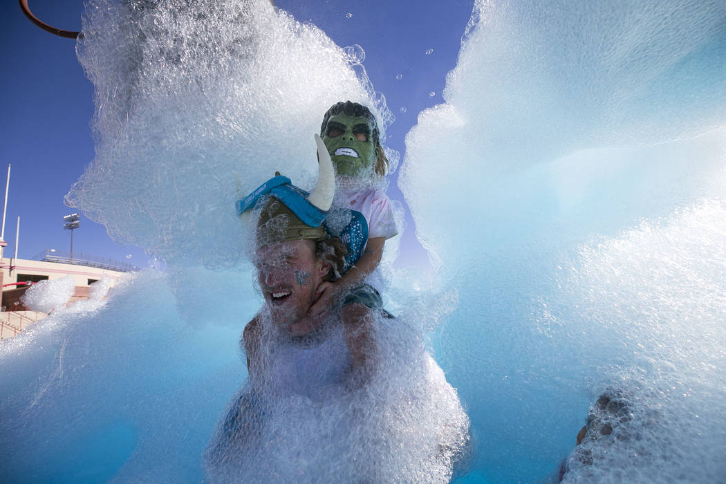 Runners take part in colorful Bubble Run in Las Vegas — PHOTOS Local