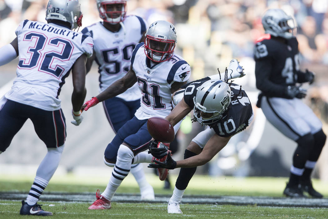 Oakland Raiders wide receiver Seth Roberts (10) drops a pass against the New England Patriots at Estadio Azteca in Mexico City, Sunday, Nov. 19, 2017. New England Patriots won 33-8. Erik Verduzco ...