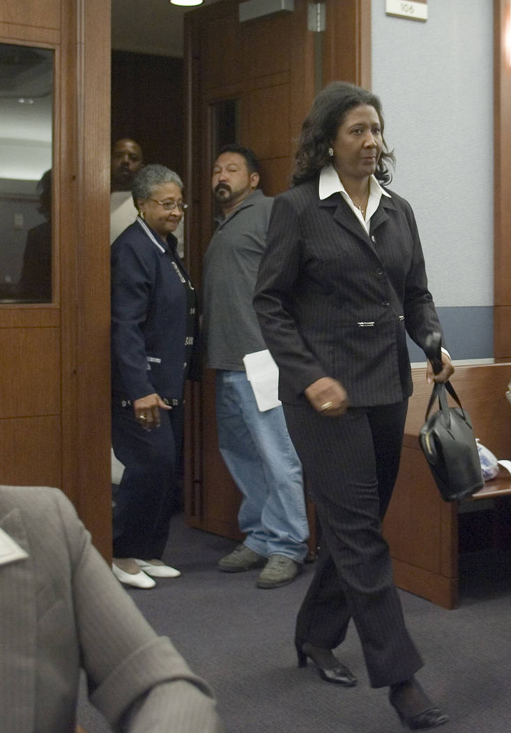 Former county commissioner Lynette Boggs enters Las Vegas Justice Court, Thursday morning, June 7, 2007, to face felony charges of lying on her campaign documents. (Las Vegas Review-Journal)