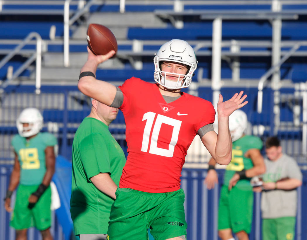 Oregon QB Justin Herbert draws lofty praise as Las Vegas Bowl nears, Las  Vegas Bowl, Sports