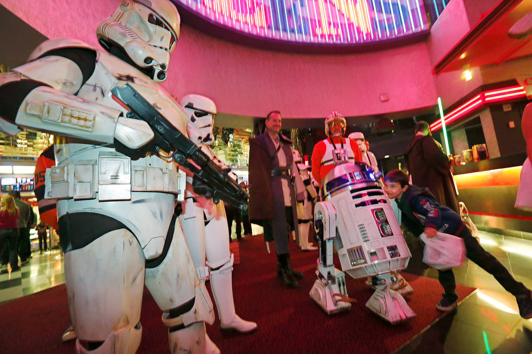 Star Wars fans storm Las Vegas theater for ‘Last Jedi’ — PHOTOS Las